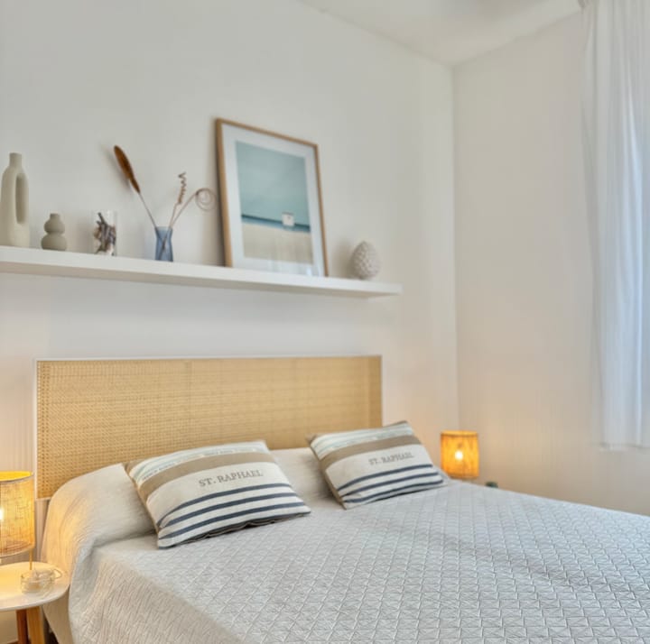 Тази стая се намира на отделен етаж от апартамента, за да се гарантира максимално уединение и спокойствие.  До стаята ще намерите самостоятелна баня.