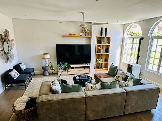 3 Anchor Bay Luxury Home gallery image 2