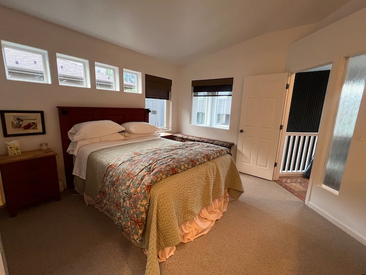 Dormitorio principal con baño privado y armario 