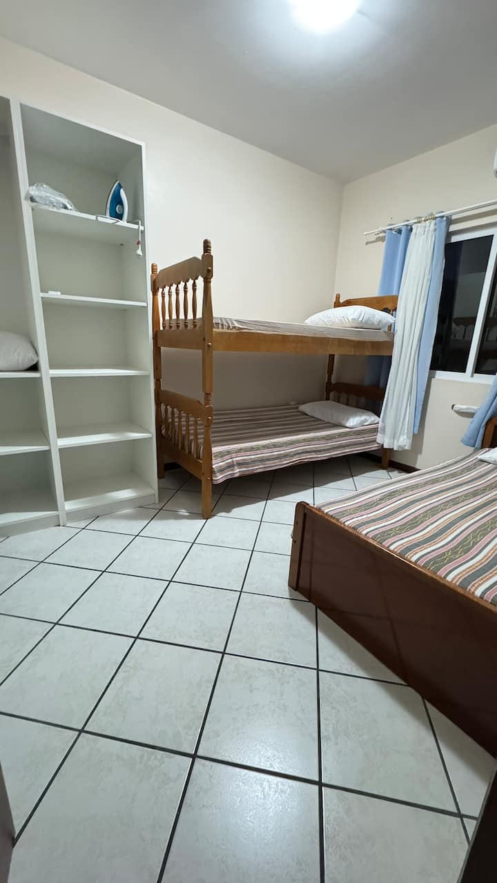 DORMITÓRIO 03
1 CAMA DE SOLTEIRO
1 BELICHE (02 CAMAS)
AR CONDICIONADO SPLIT