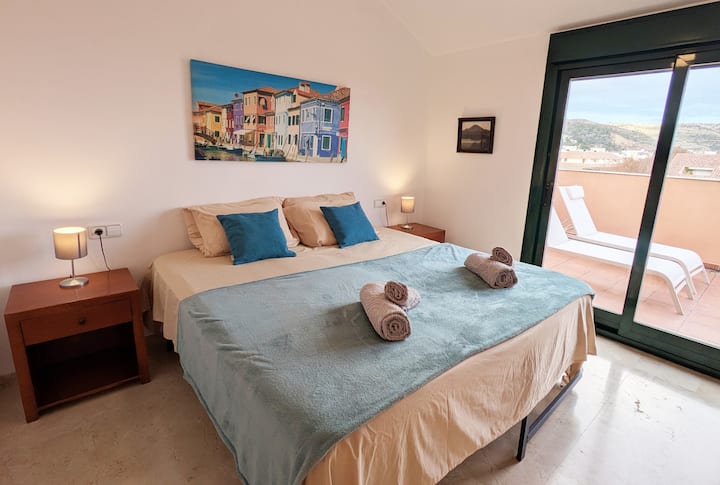 Dhoma e dytë e gjumit në katin e sipërm mund të konfigurohet edhe me dy krevate tekë 