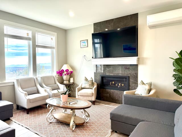 Beautiful New Home w/great view gallery image 2