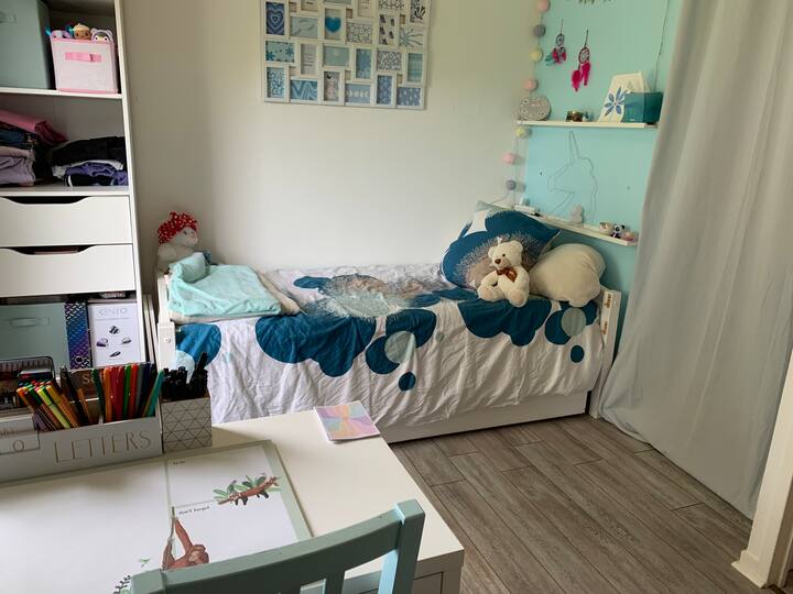 Dhoma e gjumit pa 2 shkallë në zonën e gjumit.

Krevat tek me një krevat të dytë tek në një sirtar të ruajtur poshtë.
Pra, 2 krevate në këtë dhomë.
Pamje nga kopshti. 
Një zyrë.
Raftet e magazinimit dhe një dollap. 
Libra, lojëra
Tavolinë pune