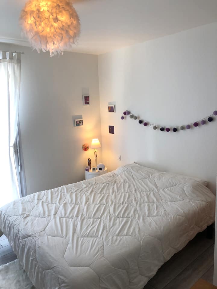 Dhoma kryesore e gjumit 1
Krevat dopio i madh 160x190cm
Hyrje pa shkallë në zonën e gjumit.
Pamje dhe hyrje pa shkallë në tarracë dhe kopsht. 
Dera e dritares që mbyllet me çelës.
Dollapi dhe raftet e magazinimit. 
Banja përballë.
Tavolinë pune