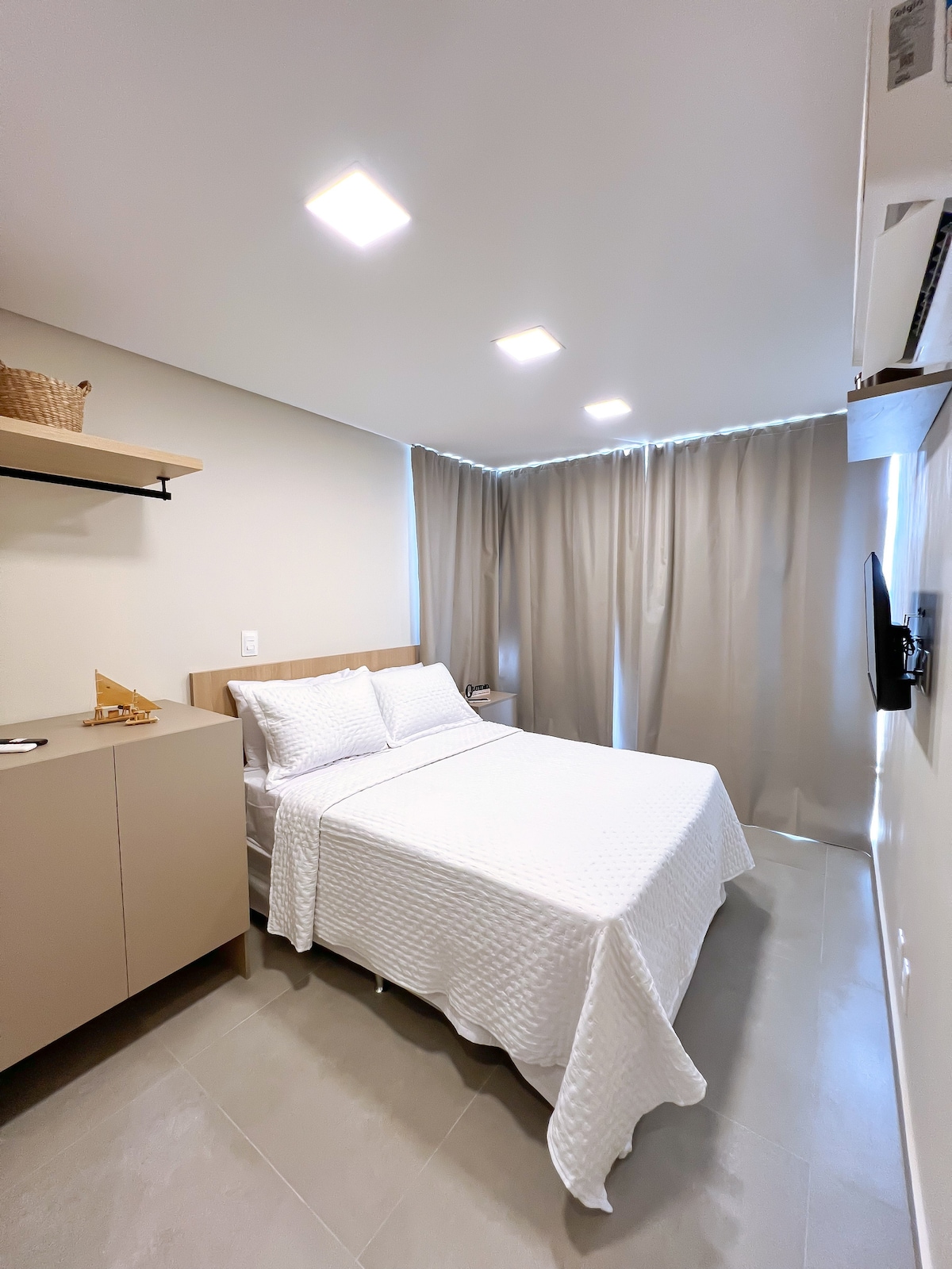 所有房间均配有独立卫生间、智能电视和空调。 床上用品和浴室用品质量上乘，房费中已包含这些费用。