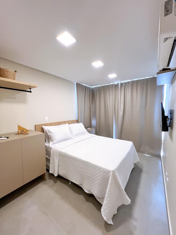 Ყველა ოთახს აქვს საკუთარი სააბაზანო, სმარტ ‑ ტელევიზორი და კონდიციონერი. Საწოლისა და აბაზანის თეთრეული შესანიშნავი ხარისხისაა და უკვე მითითებულია თქვენი ჯავშნის ღირებულებაში.