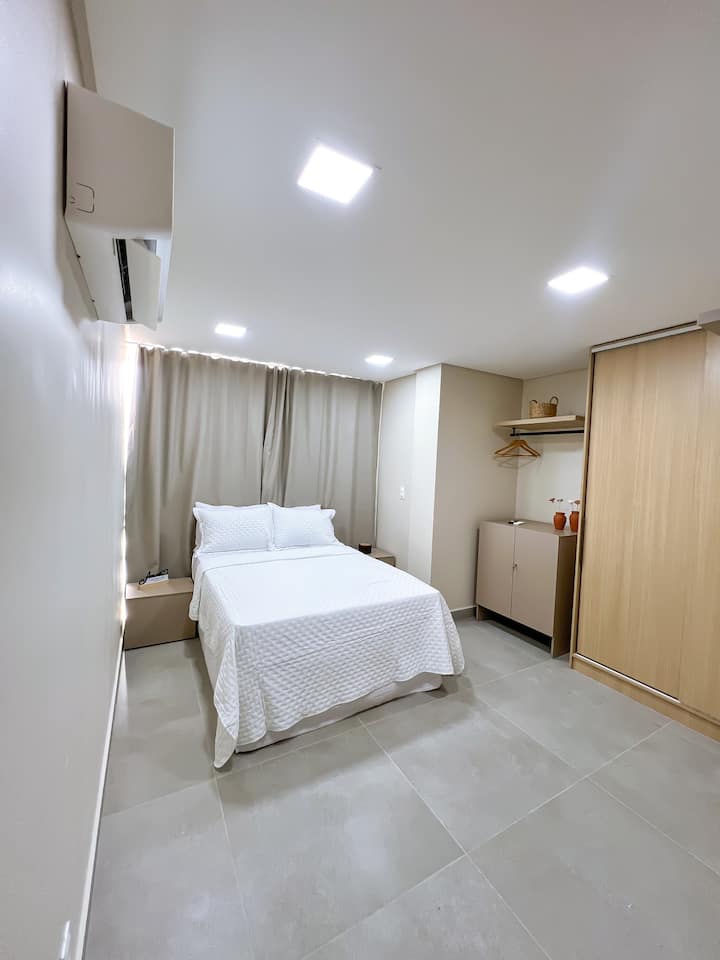 Ყველა ოთახს აქვს საკუთარი სააბაზანო, სმარტ ‑ ტელევიზორი და კონდიციონერი. Საწოლისა და აბაზანის თეთრეული შესანიშნავი ხარისხისაა და უკვე მითითებულია თქვენი ჯავშნის ღირებულებაში.