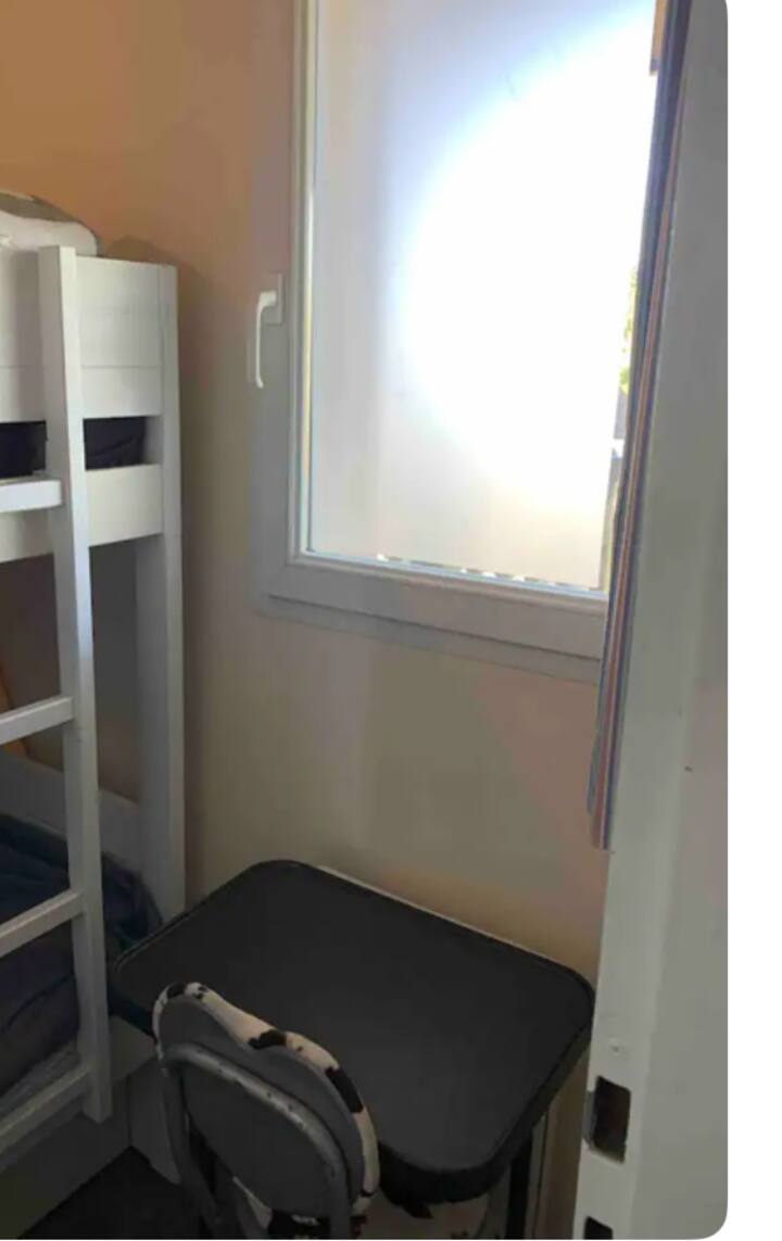 Პატარა დასაკეცი სამუშაო პლანშეტი ხის ოთახში