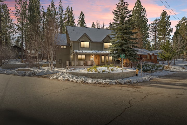 Great Location! Gourmet Kitchen, Hottub, Fireplace - Big Bear Lake, CA