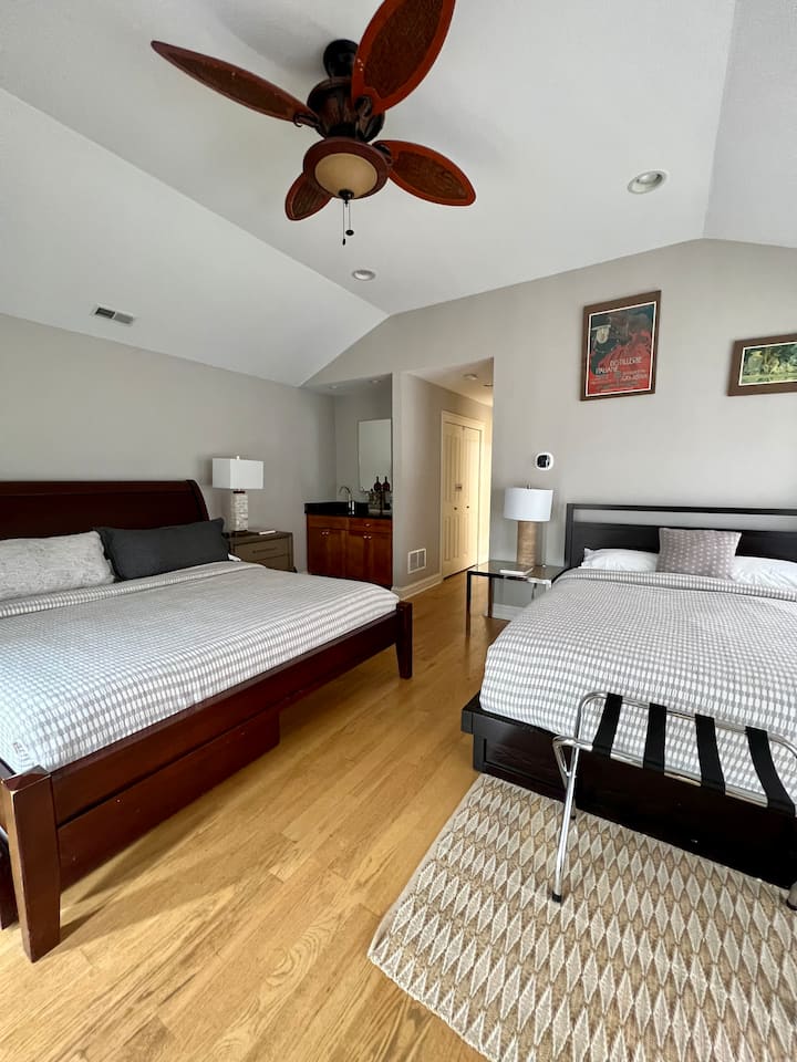 主卧# 1 ： 
加大双人床、带鳄梨有机床垫的标准双人床、双人沙发床、双人折叠床。