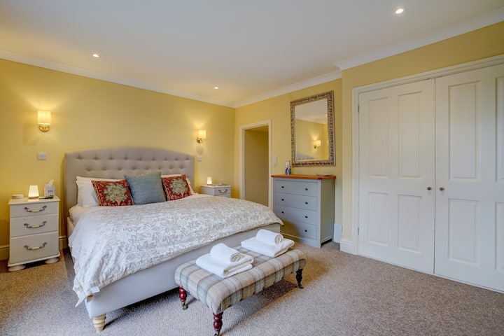 בחדר השינה הראשי יש מיטת סופר קינג, מזרן ספוג זיכרון וסוויטה צמודה עם אמבטיה ומקלחת. 