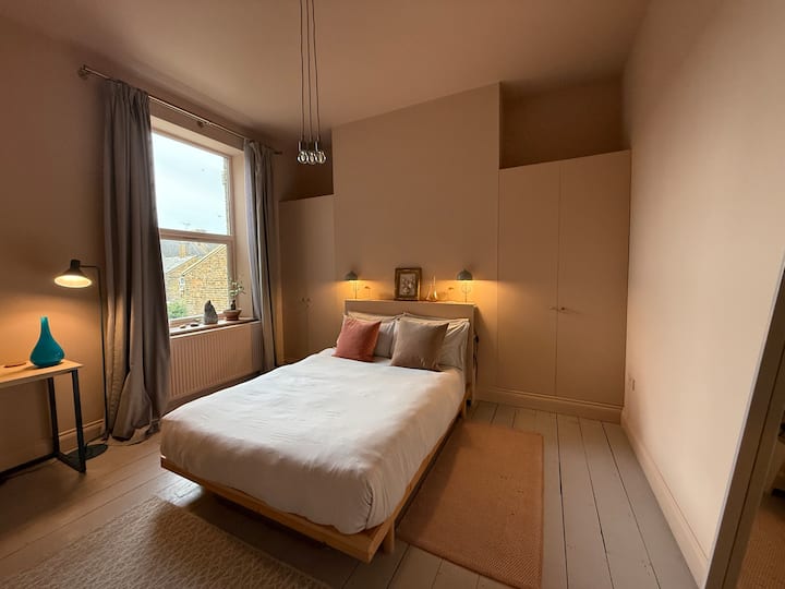 La habitación Peach. 
Habitación grande
Colchón de alta calidad y ropa de cama de algodón.
Escritorio y silla