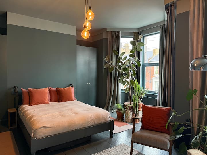 La Sala Verde. 
Habitación grande con cama tamaño king
Adecuado para familias con espacio para camas adicionales o cunas.
Zona de estar con televisor inteligente de 43 pulgadas y consola de juegos PS4 con sonido envolvente.