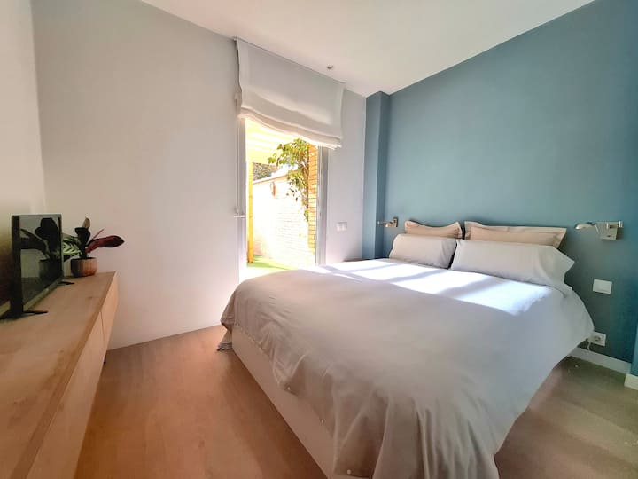 Главен апартман со директен пристап до приватната тераса.

Собата има двоен кревет, мал телевизор, вграден двоен плакар и приватна бања.