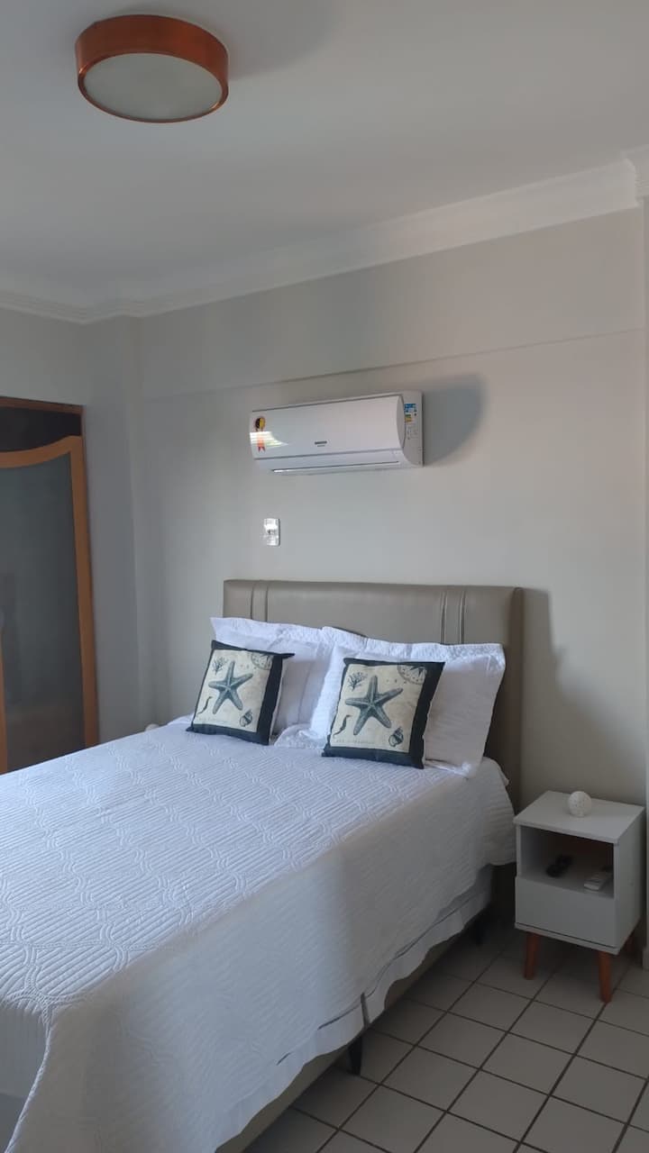 Suite con cama ortográfica nueva,  aire acondicionado  y armario.
