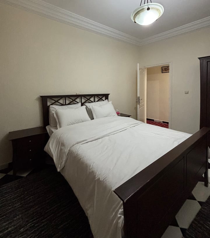 Master bedroom – Comfortable queen bed, perfect for restful nights after a day at the beach 