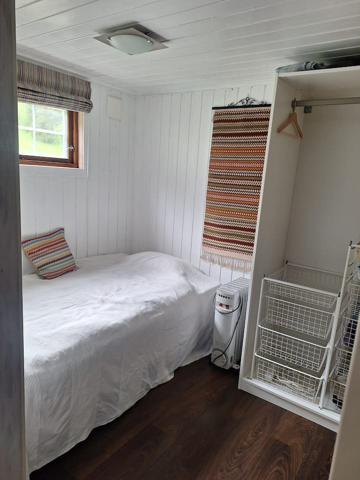 主寝室の外にあるシングルベッド、間にドアなし