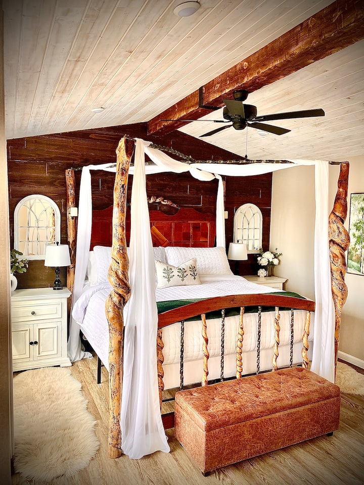 Ეს არის ერთგვარი, ხელით აშენებული, ინდივიდუალური საწოლი, რომელიც დამზადებულია დიდი ზომის საწოლი პრემიუმ კლასის თეთრეულით.
Ტუმბოს სანათები შეიცავს თქვენს ყველა მოწყობილობას დამუხტვისთვის განკუთვნილ შტეფსელებში.