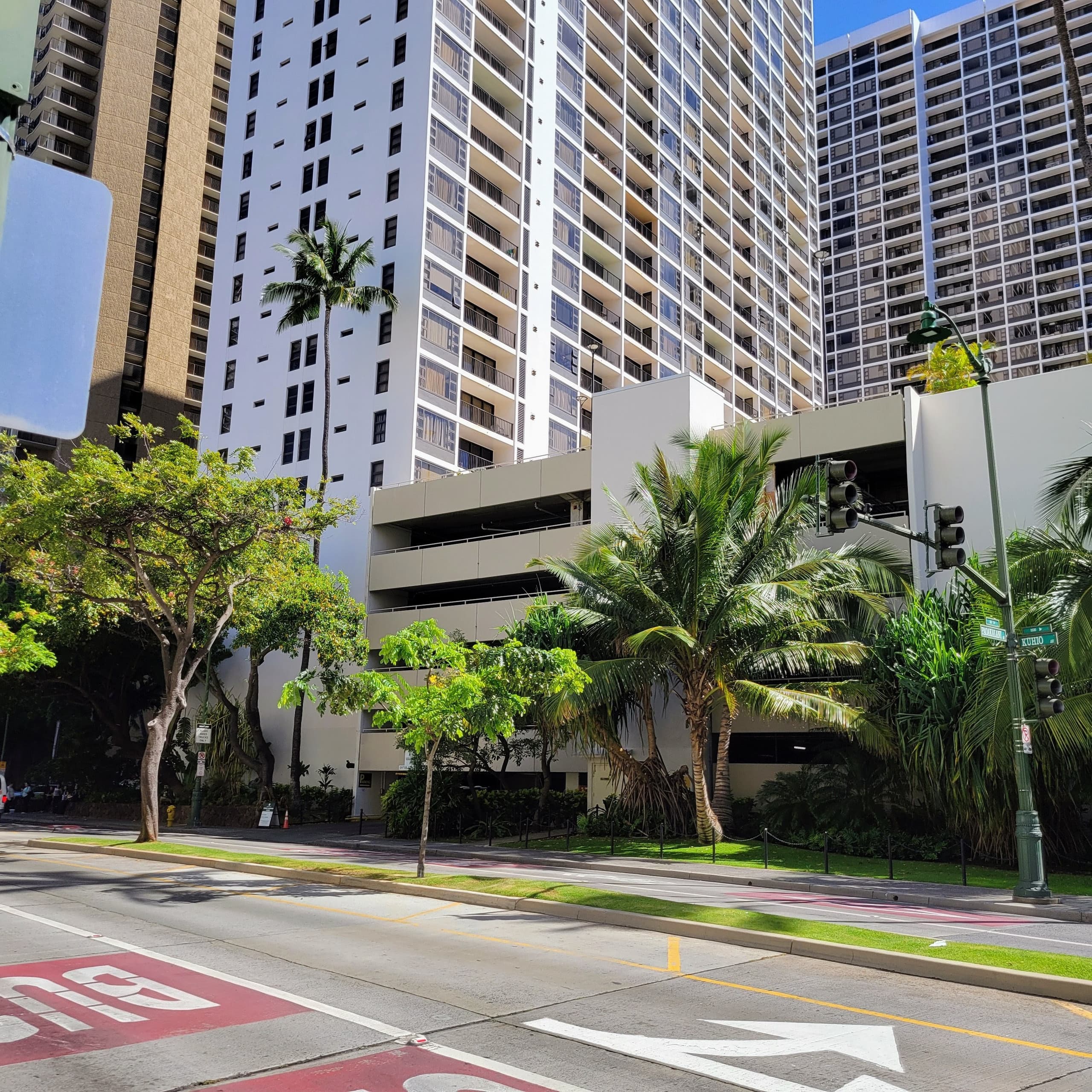 Condo in Honolulu · ★4.72 · 1 bedroom · 3 beds · 1 private bath - Image 12