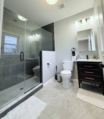 3BR Duplex W/Rooftop (NYC Views) & Garage Parking gallery image 4