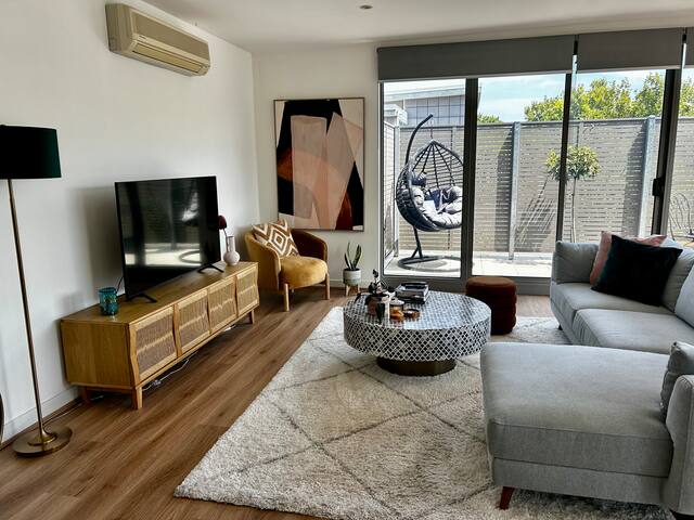 Spacious, light, top level apartment near St Kilda