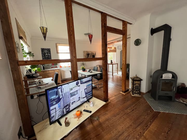 Offener große Wohn Essbereich mit Küche, TV, Radio, Bluetooth Box, ausziehbares Schlafsofa, Sofakissen und Decken, eine Spielesammlung, befindet sich in der Kommode