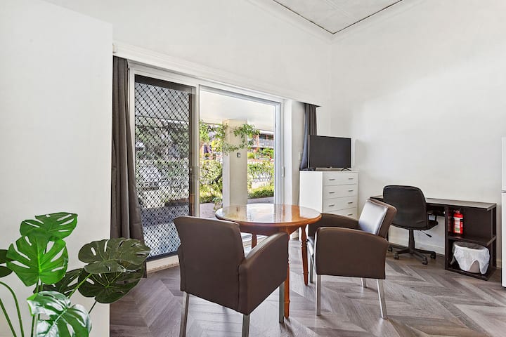 Stroll To Fremantle's Core: Studio Apartment - 프리맨틀