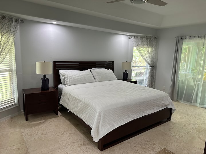 غرفة النوم الرئيسية الأولى