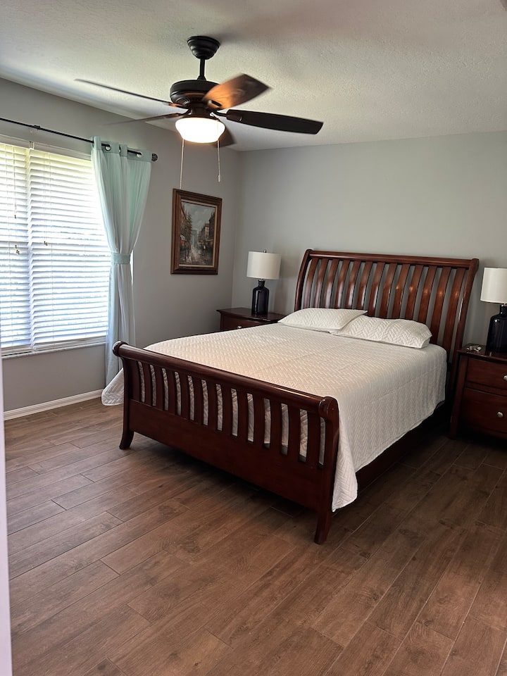 غرفة النوم الرئيسية الثانية في الطابق العلوي 