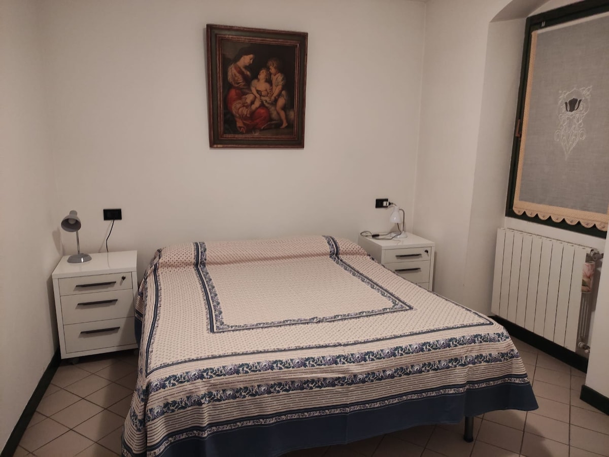 - חדר שינה עם מיטה זוגית