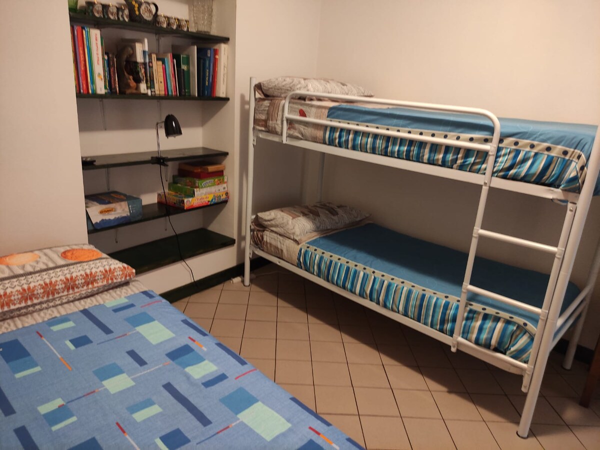 חדר יחיד, ארון בגדים עם 4 דלתות וחלון במרפסת, שתי מיטות, שאחת מהן היא מיטת קומותיים, ומיטת יחיד אחת (שלושה מושבים), נישה קירית אופיינית, כוננית מאחור וארון בגדים מול המיטות