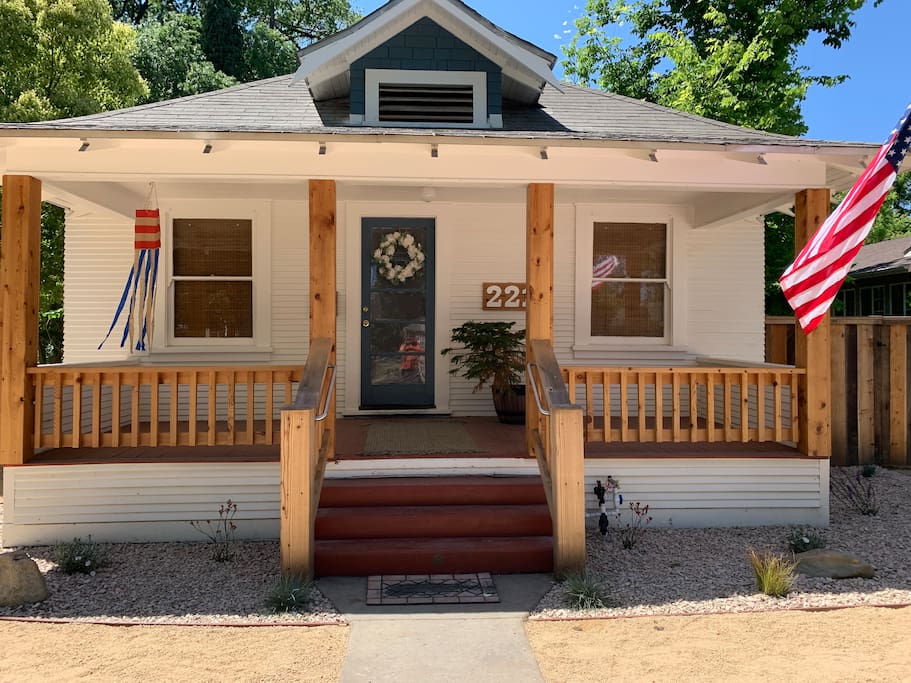 Airbnb Cozy vintage farmhouse cottage