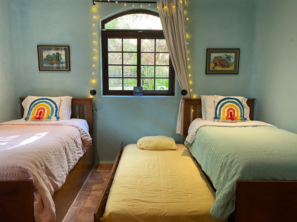 בחדר השינה של הילדים יש שתי מיטות נפרדות, כל אחת עם מיטה מתקפלת מתחת.  ניתן להשתמש בשתי המיטות בו - זמנית, אך לא לשלוף אותן במלואן.  כך המשפחה שלנו, בת 4 נפשות, ישנה ברוב הלילות :)