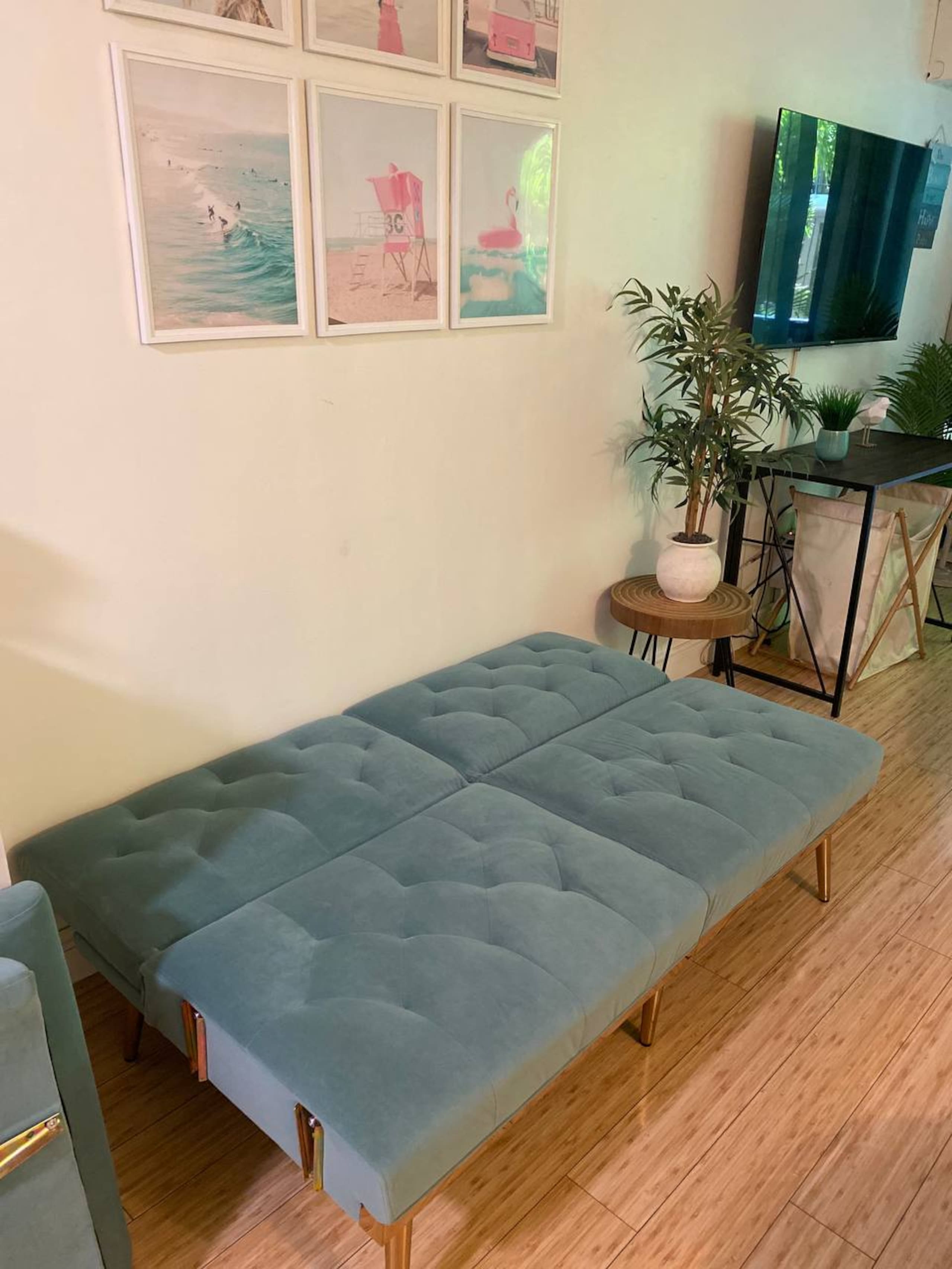 Aesthetic & Trendy Coastal King Bed Studio - Image 4