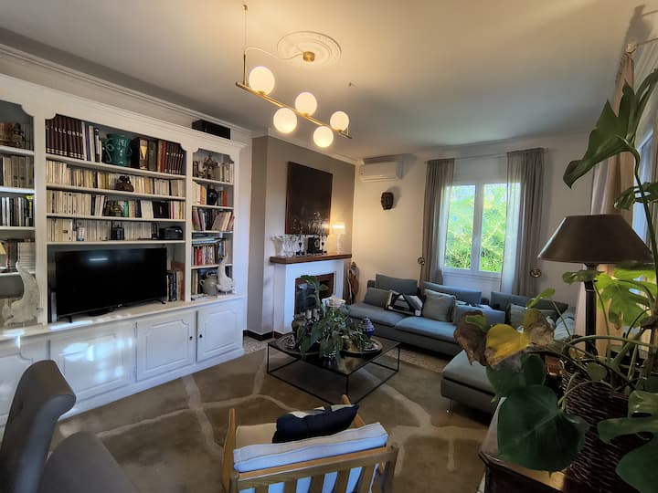 Dhoma e ndenjes/ngrënies përfshin: një divan qoshe me 6 vende, një kolltuk, një tavolinë që mund të ulen deri në dymbëdhjetë vizitorë, një televizor, një sistem stereo dhe shumë lojëra tavoline...