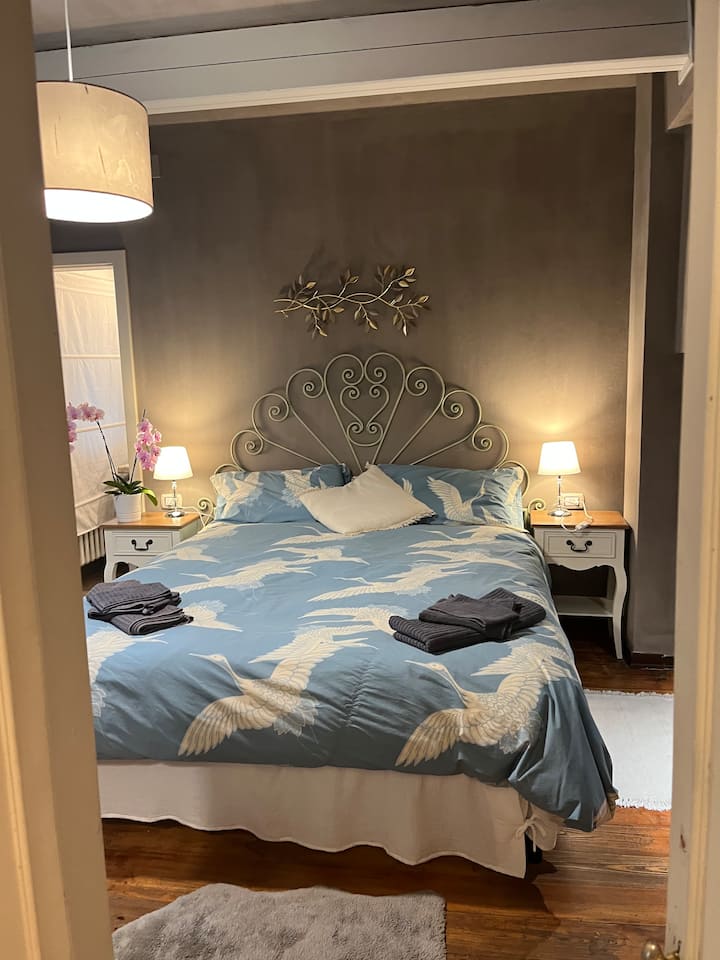 这张床非常舒适，配有非常好的记忆床垫。 