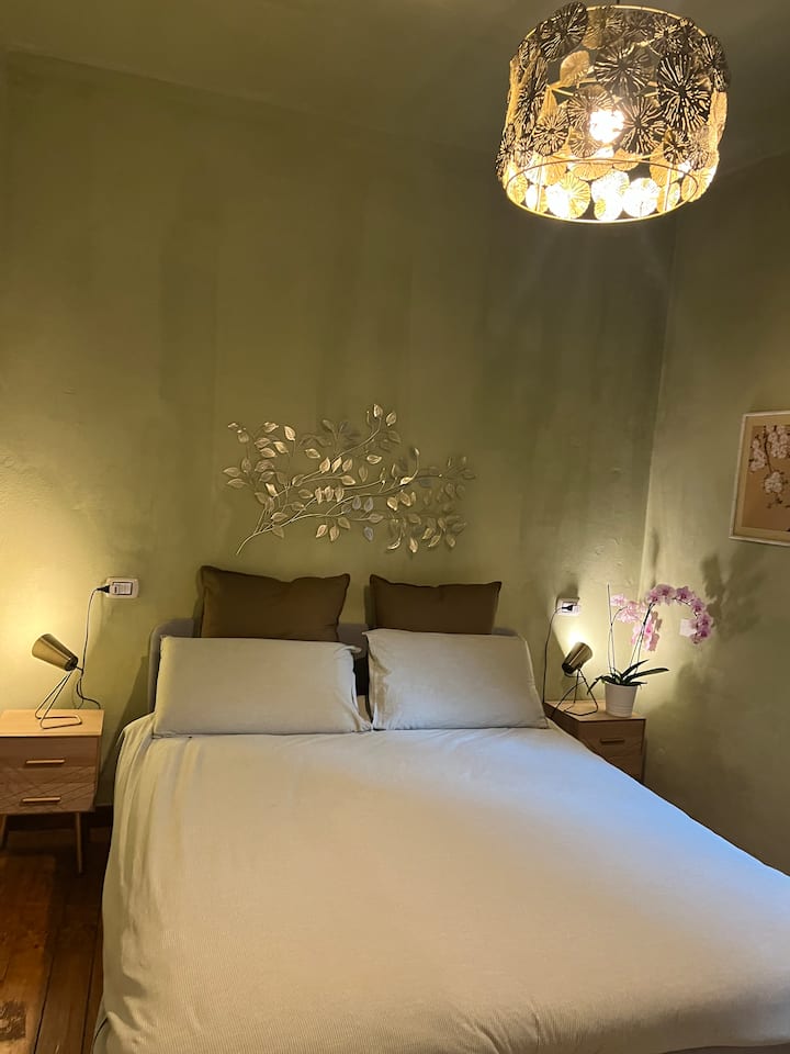 这张床非常舒适，配有记忆海绵床垫 