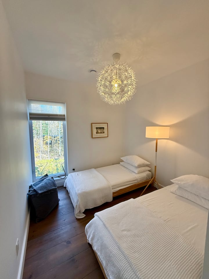 חדר שינה שני מיטות יחיד ניתן לערום בקלות למיטת יחיד או ליום