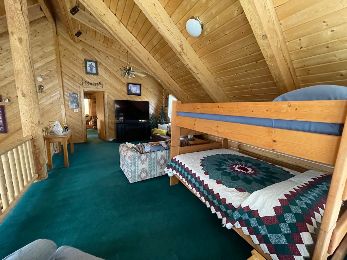 ห้องลอฟท์พร้อมเตียงหลายเตียง (เตียงคู่พร้อมเตียงสองชั้นเตียงเดี่ยวเตียงควีนไซส์ที่นอนแบบดึงออก 2 อัน)