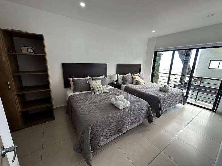 2 camas queen, ideales para parejas o niños, con capacidad para 4 personas.