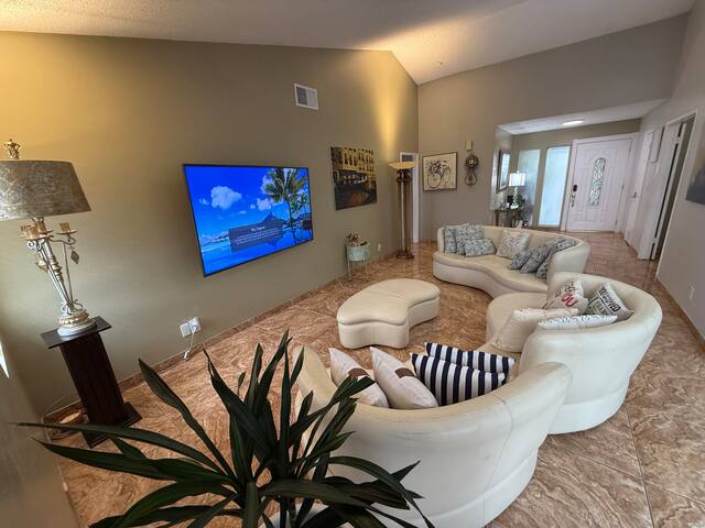 4B3B 8~12min to strip, pool & spa，31days only! gallery image 2