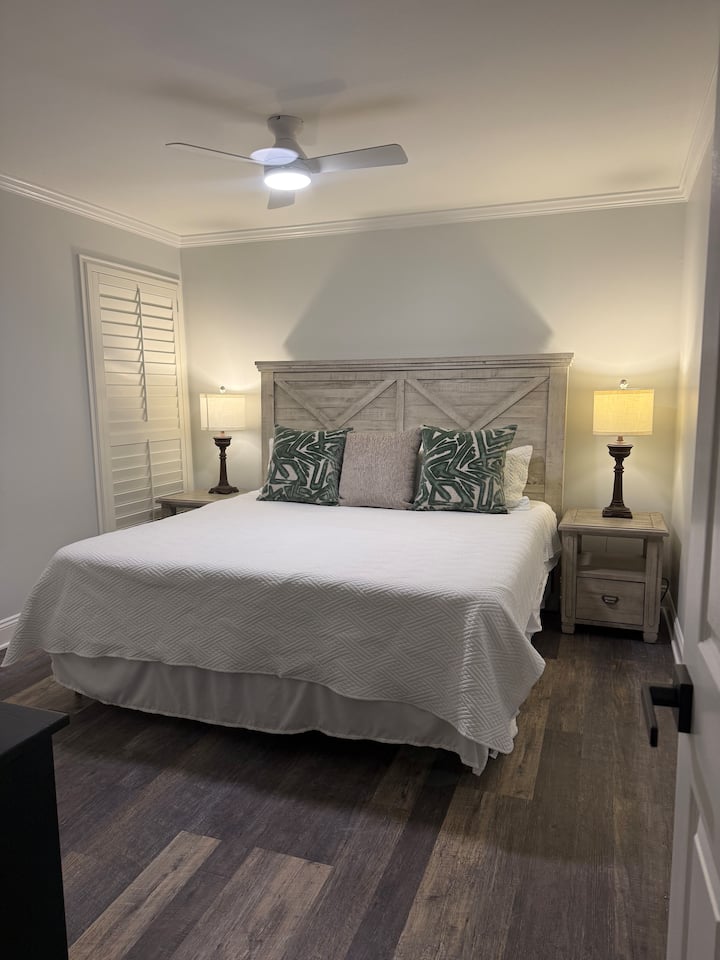 El dormitorio 2 tiene una cama tamaño king, armario, vestidor y televisor inteligente.