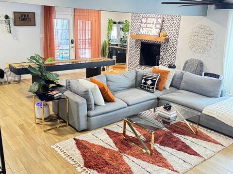 Viva Las Vegas. Cozy, sleeps 12+