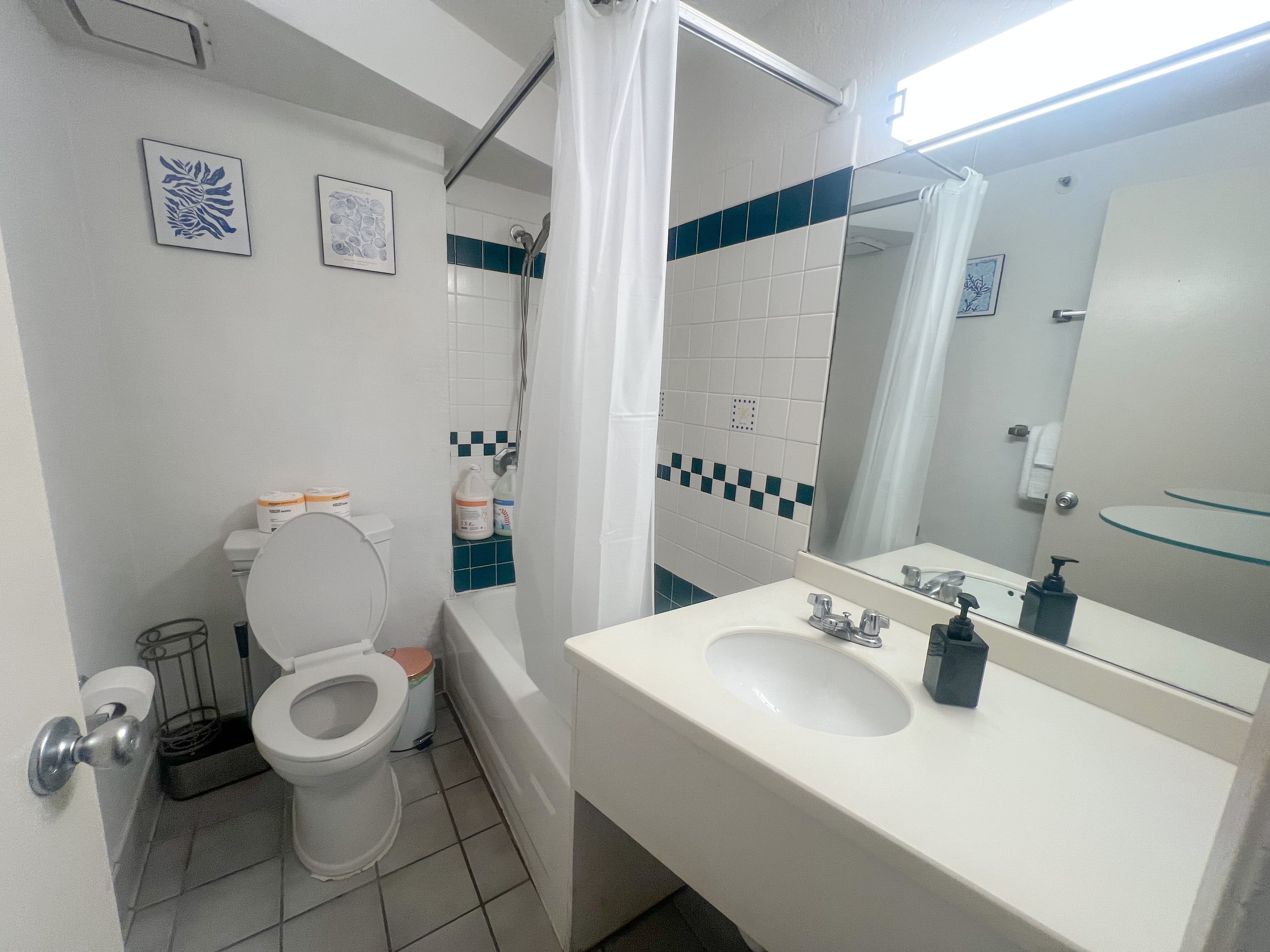 Condo in Honolulu · ★4.63 · Studio · 1 bed · 1 private bath - Image 10