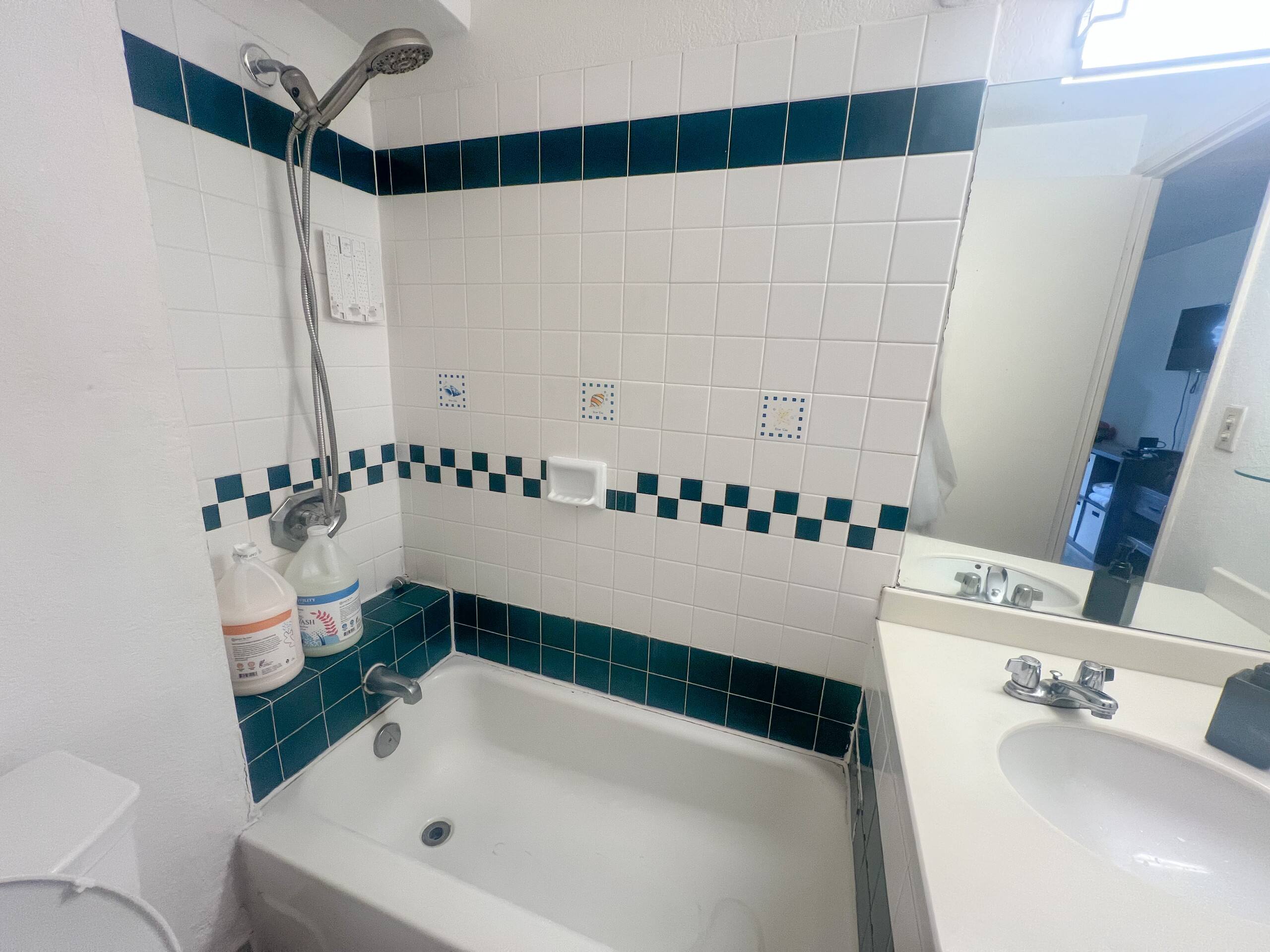 Condo in Honolulu · ★4.63 · Studio · 1 bed · 1 private bath - Image 11