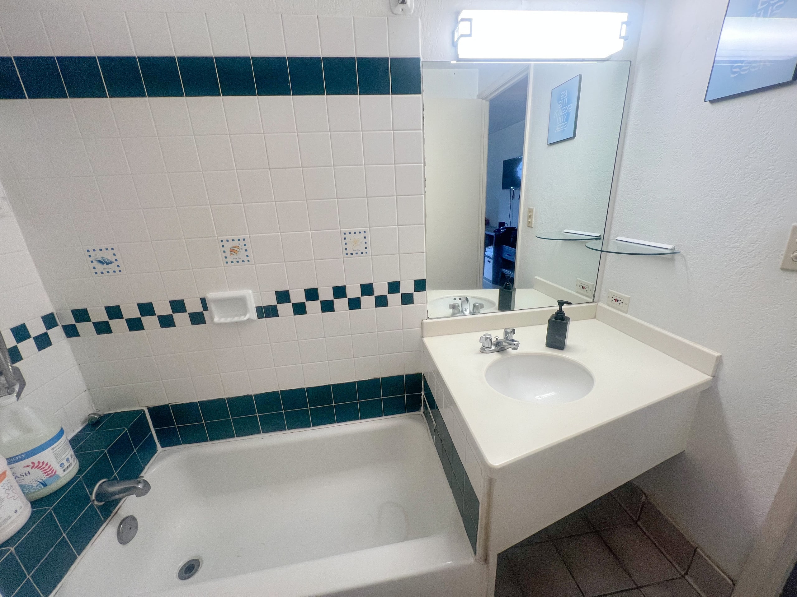 Condo in Honolulu · ★4.63 · Studio · 1 bed · 1 private bath - Image 12