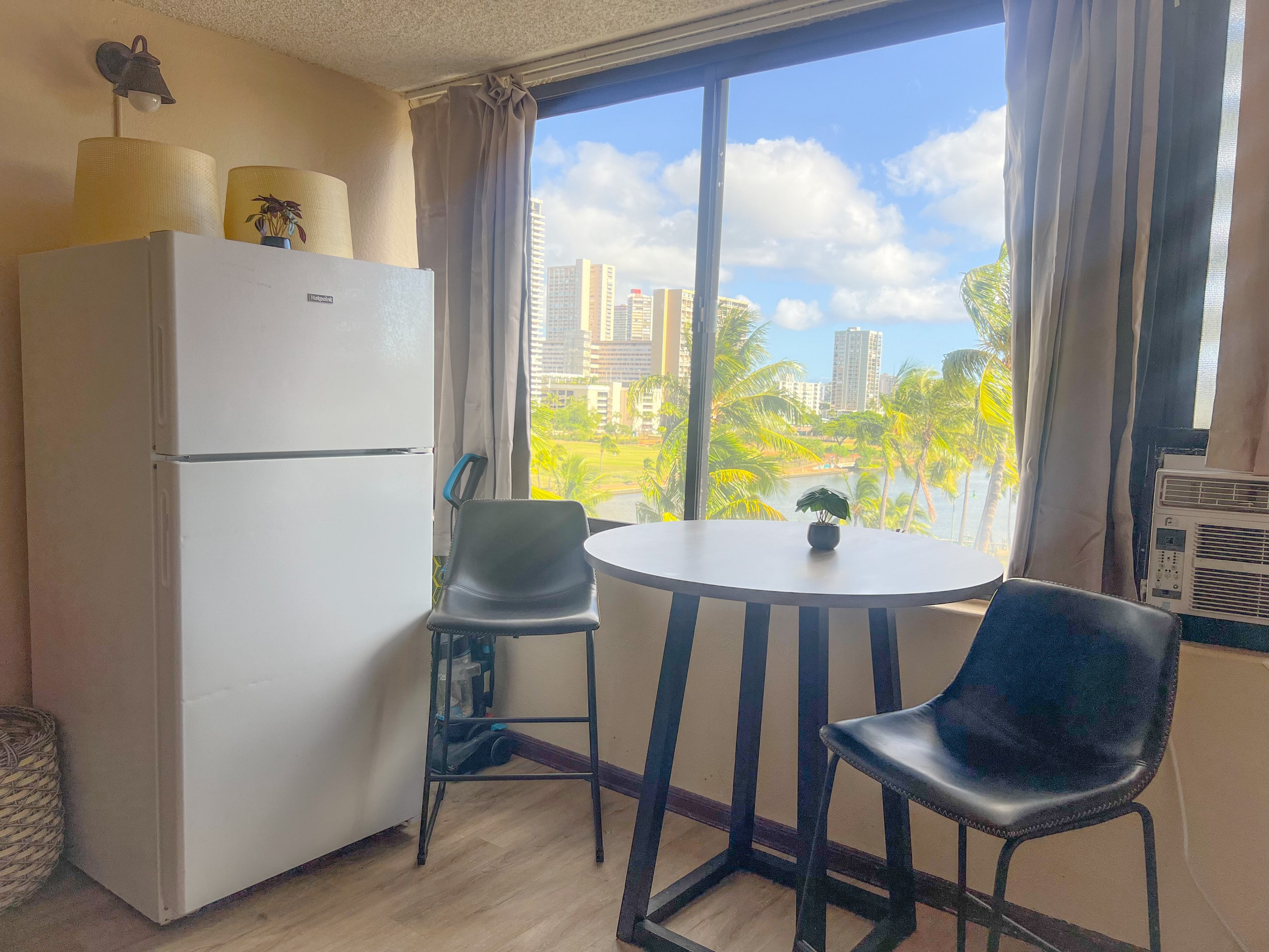 Condo in Honolulu · ★4.63 · Studio · 1 bed · 1 private bath - Image 9