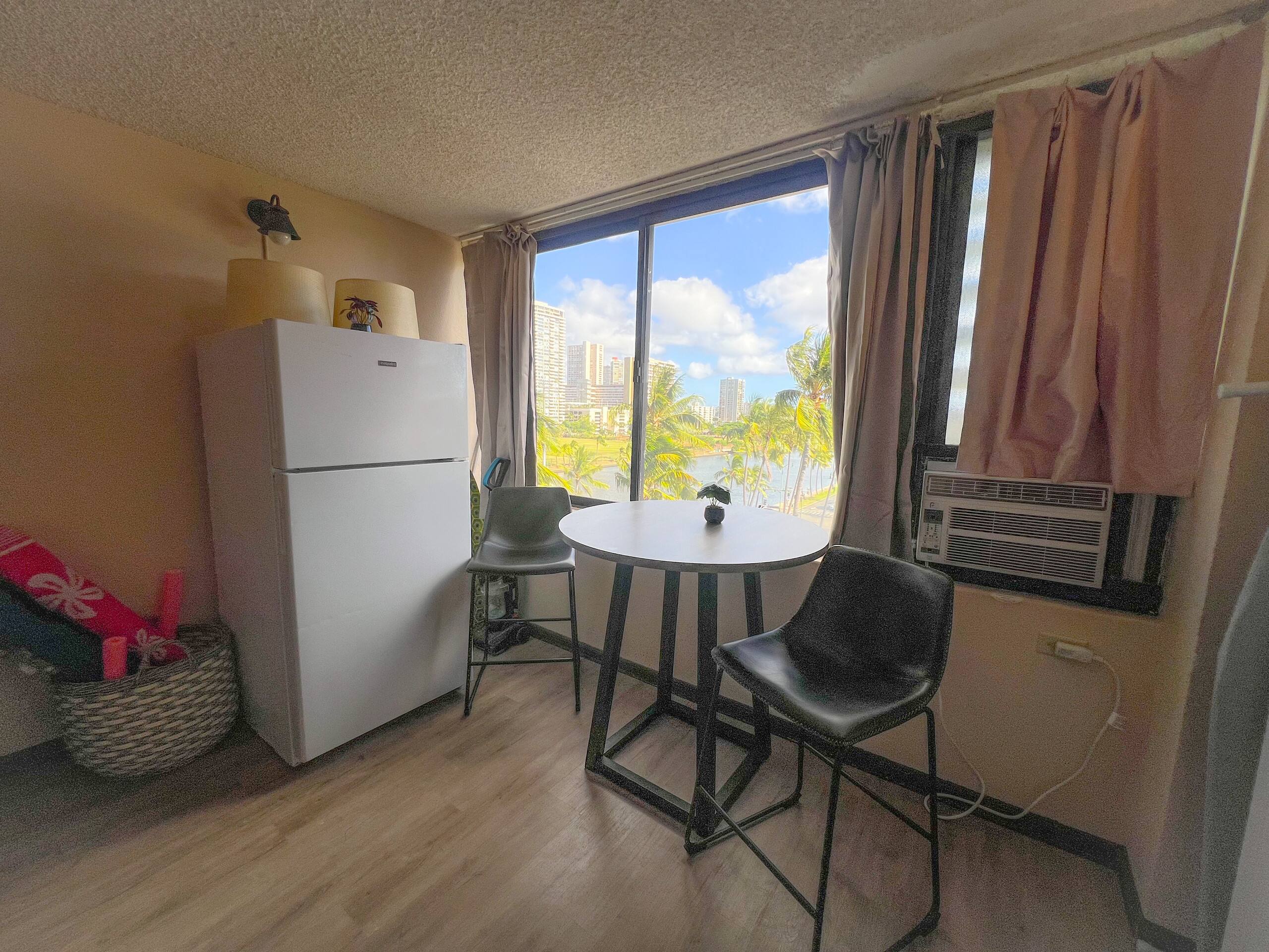 Condo in Honolulu · ★4.63 · Studio · 1 bed · 1 private bath - Image 7