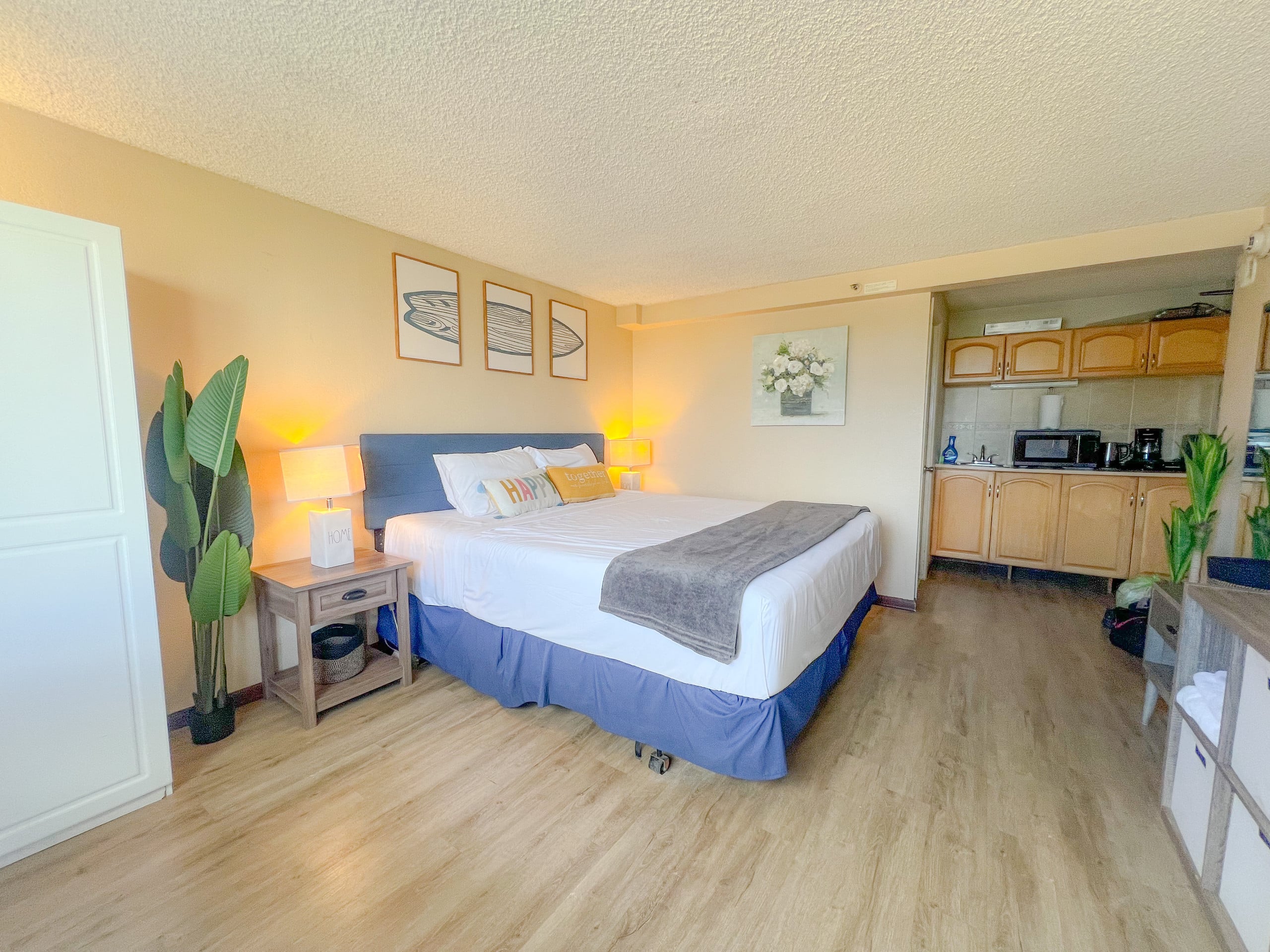Condo in Honolulu · ★4.63 · Studio · 1 bed · 1 private bath - Image 3