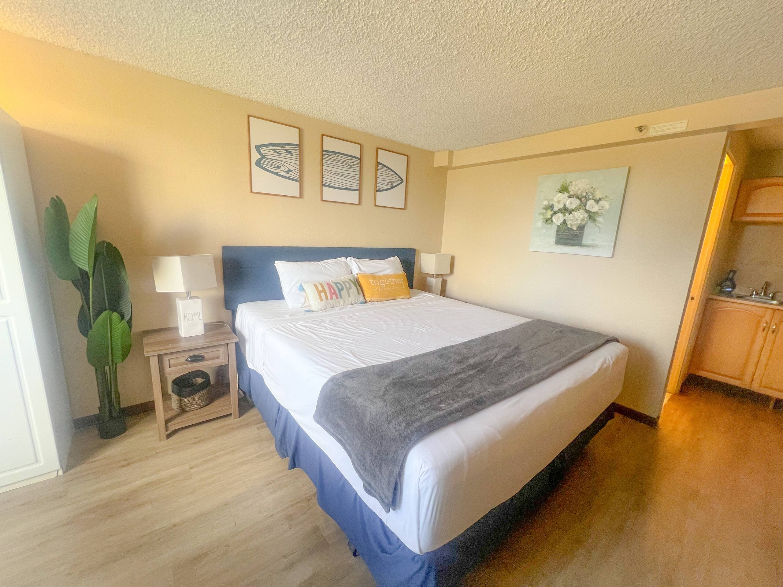 Condo in Honolulu · ★4.63 · Studio · 1 bed · 1 private bath - Image 4
